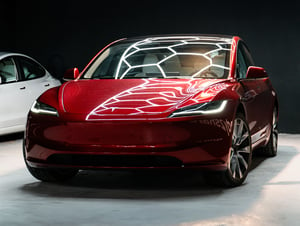 Tesla Model 3 rouge Front de taille de l'autre côté